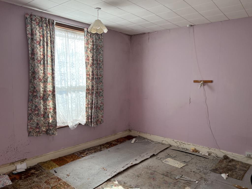 Lot: 146 - THREE-BEDROOM HOUSE FOR IMPROVEMENT - Main bedroom